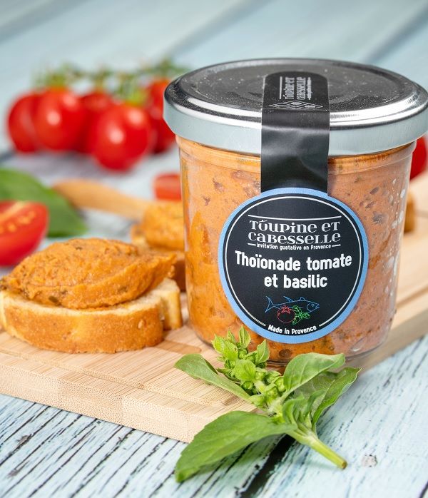 Tun tapenade med tomat og basilikum